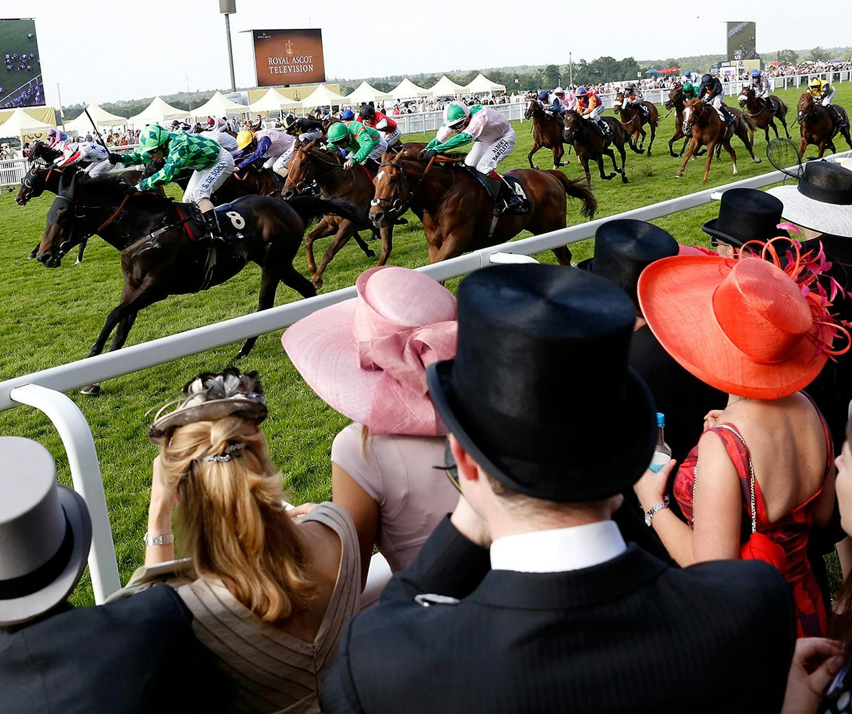 Coach & Minibus Hire for a Day Out at the Races
